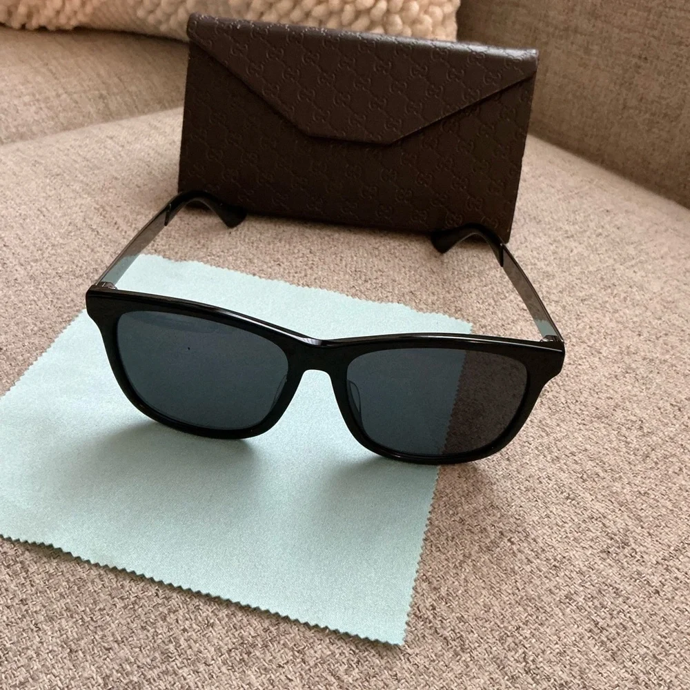 Gucci Black Wayfarer Sunglasses Timeless Design - Picture 4 of 10
